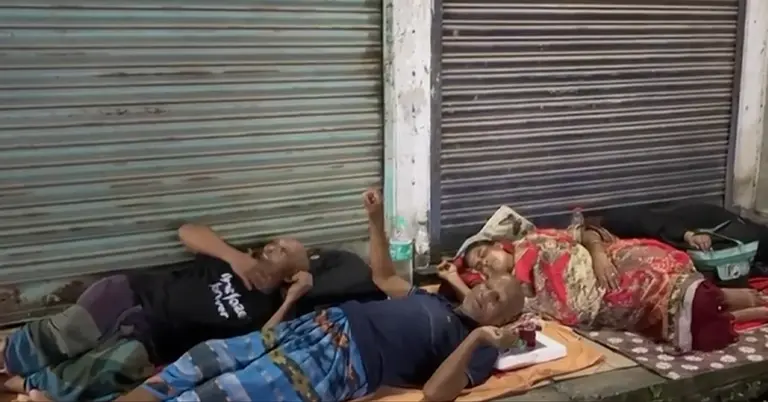 কলকাতার রাস্তার পাশে রাত কাটানো কয়েকজন বাংলাদেশি